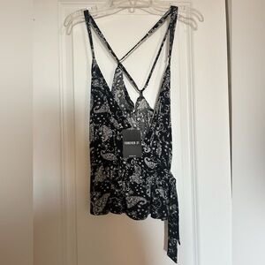 Criss crossed women’s top in black/white, new with tags!